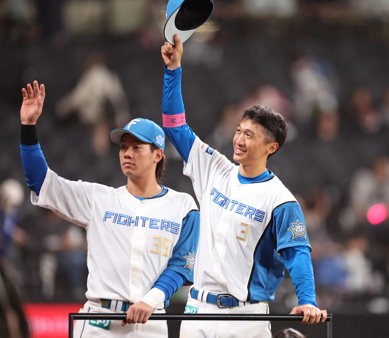 日本ハム対ヤクルト　試合終了後、グラウンドを一周する日本ハム福田光（左）と加藤豪（撮影・佐藤翔太）