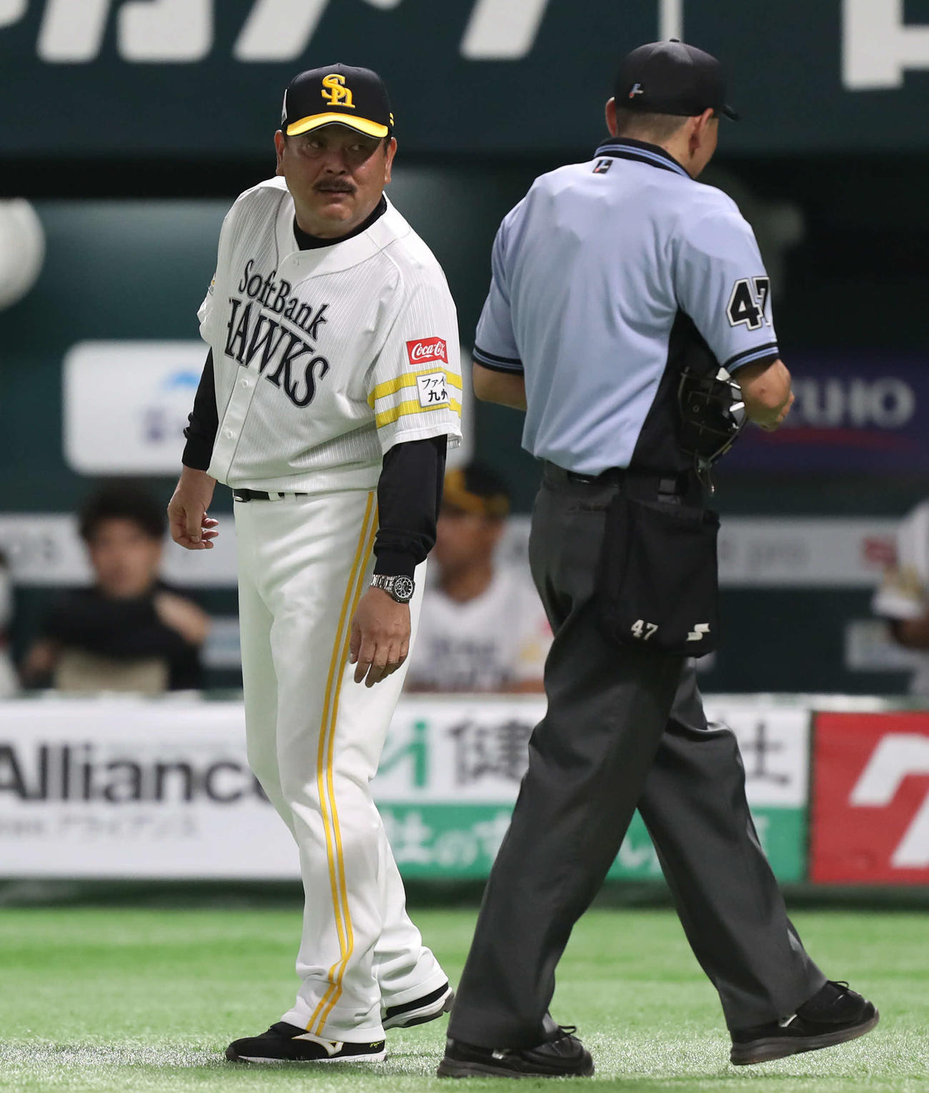 ソフトバンク対中日　7回表途中に選手の交代を告げる藤本監督(左)（撮影・冨田成美）