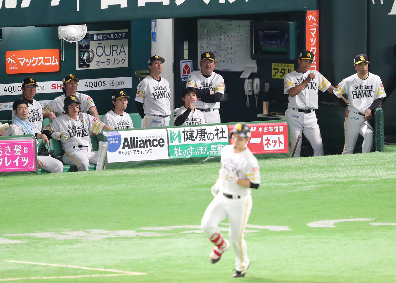 ソフトバンク対中日　9回裏ソフトバンク2死一塁、栗原が二飛に終わり試合終了、ベンチで腕を組む藤本監督（撮影・梅根麻紀）