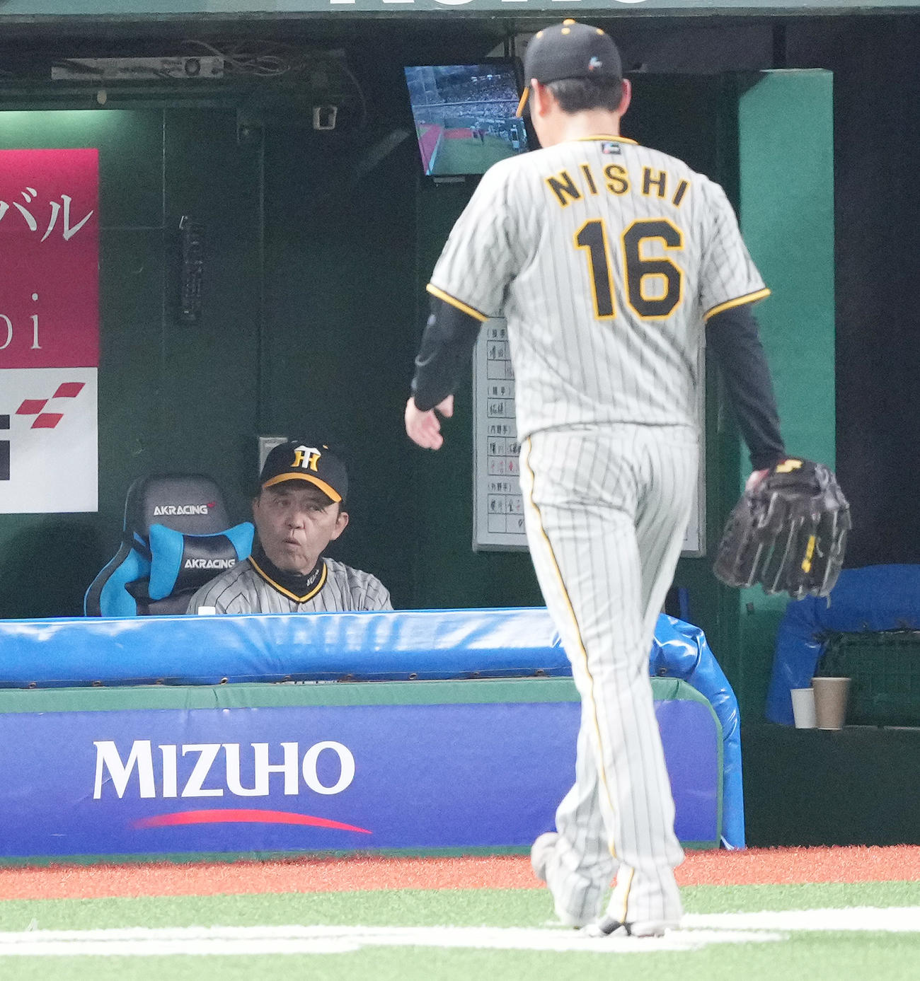 西武対阪神　7回裏西武2死満塁、外崎に中2点適時打を浴びた後、降板する西勇（右）とベンチで首をかしげる岡田監督（撮影・鈴木みどり）