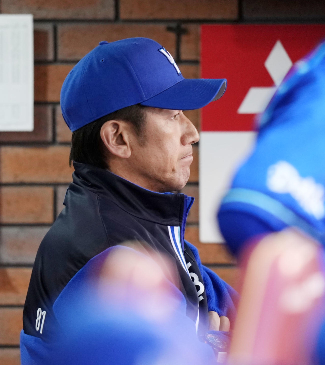 楽天対DeNA　試合を見つめるDeNA三浦監督（撮影・横山健太）