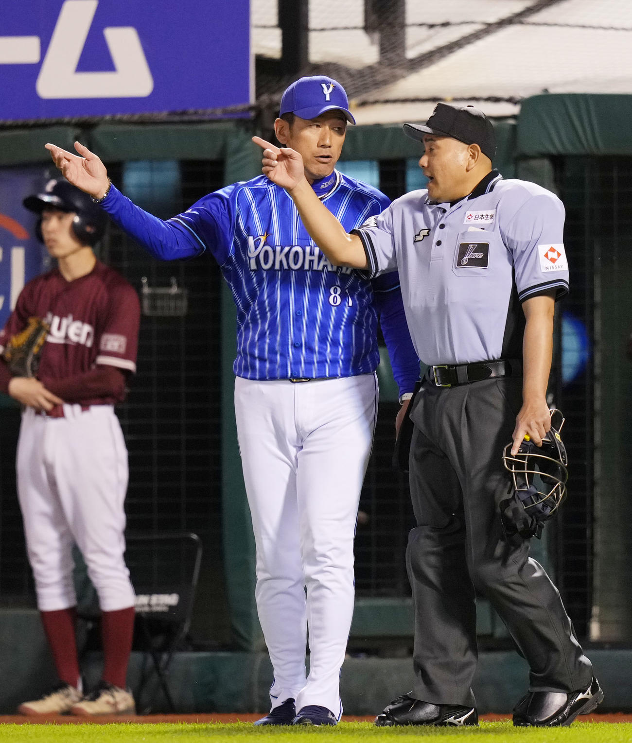 楽天対DeNA 4回裏楽天1死二塁、安田の中飛のリプレー検証後、審判に説明を受ける三浦監督（左）（撮影・横山健太）