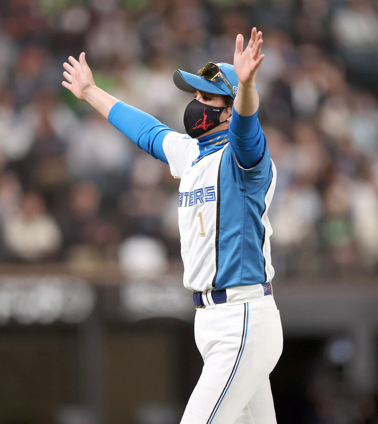 日本ハム対ヤクルト　試合終了後、ファンに手を振りながら引き揚げる日本ハム新庄監督（撮影・佐藤翔太）