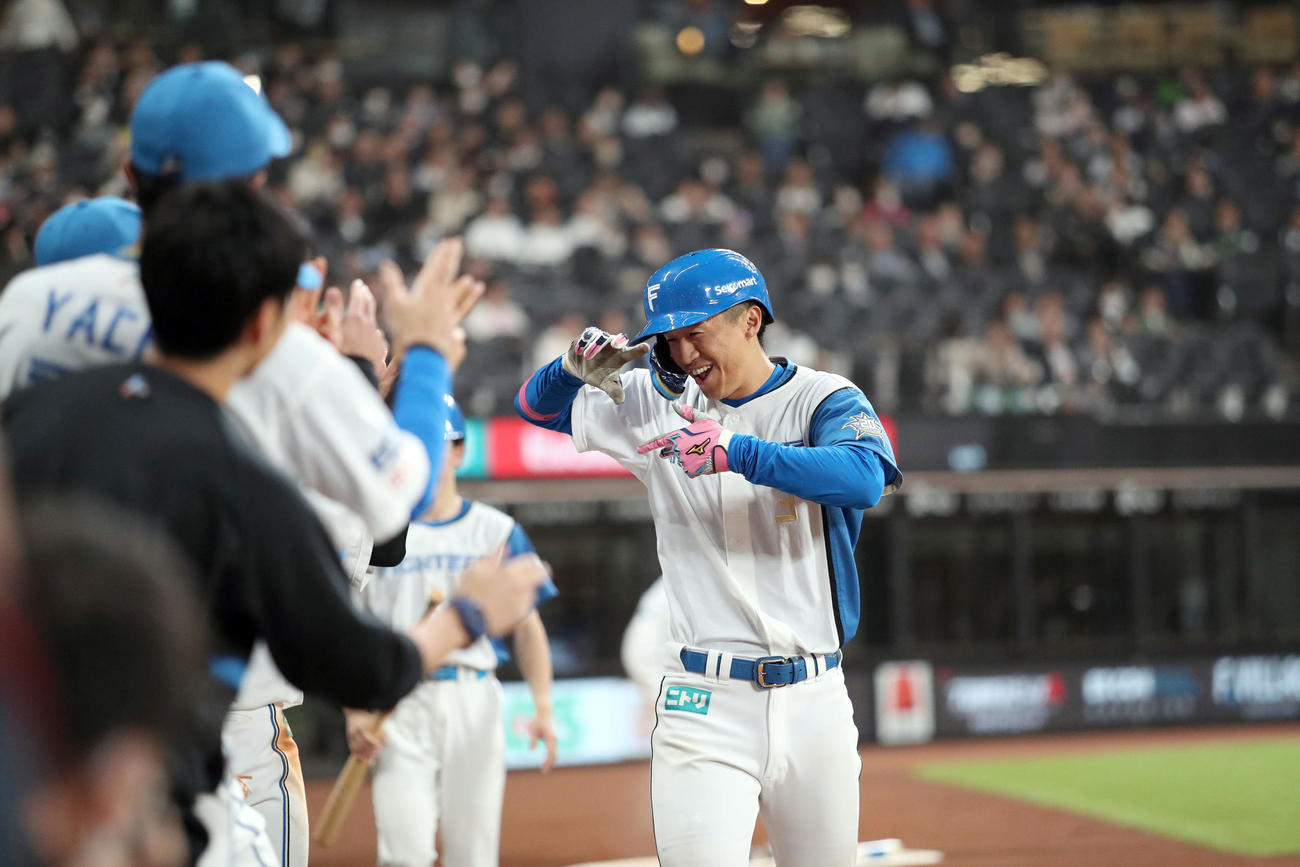 日本ハム対ヤクルト　5回裏日本ハム2死、ソロ本塁打を放った加藤豪はカメラマンポーズを披露（撮影・佐藤翔太）