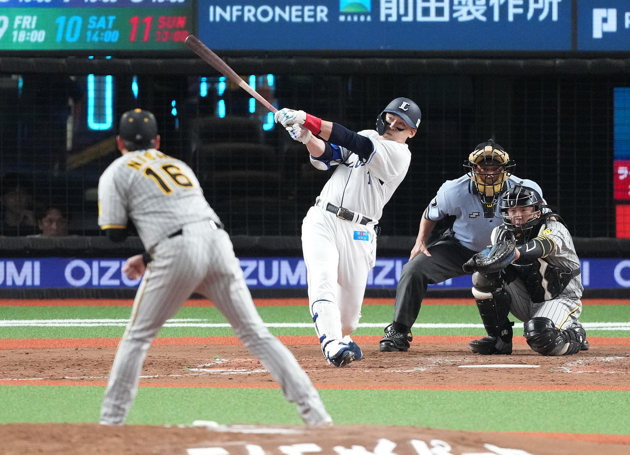 西武対阪神　4回裏西武無死、右越えソロ本塁打を放つ栗山。投手西勇（撮影・鈴木みどり）