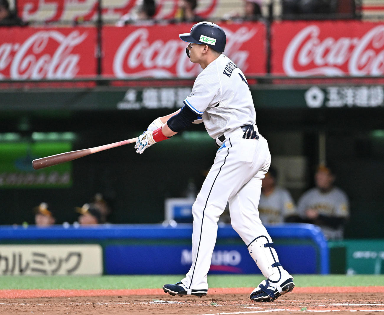 西武対阪神　4回裏西武無死、右越えソロ本塁打の打球を見つめる栗山（撮影・滝沢徹郎）