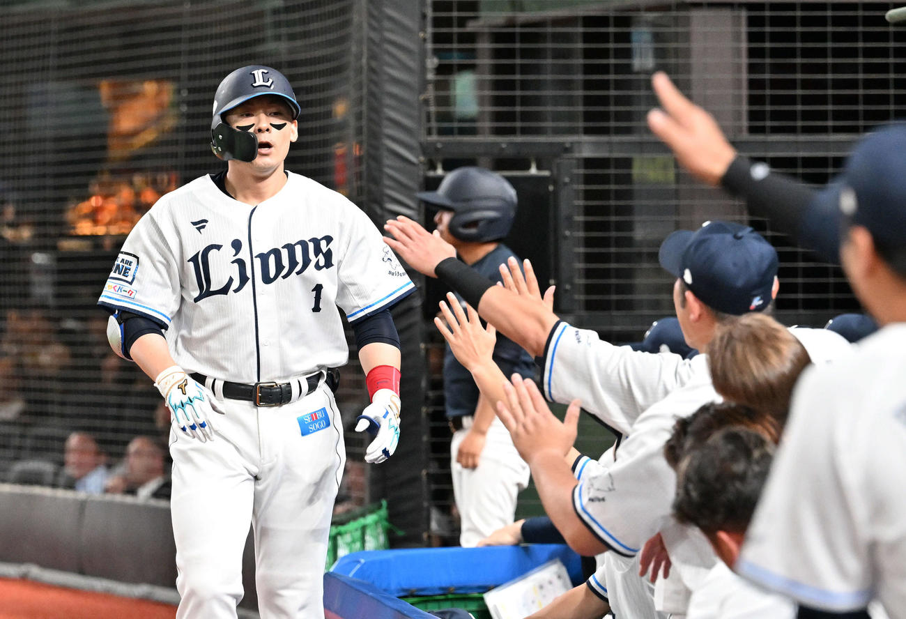 西武対阪神　4回裏西武無死、ソロ本塁打を放った栗山（左）は生還しチームメートから祝福される（撮影・滝沢徹郎）