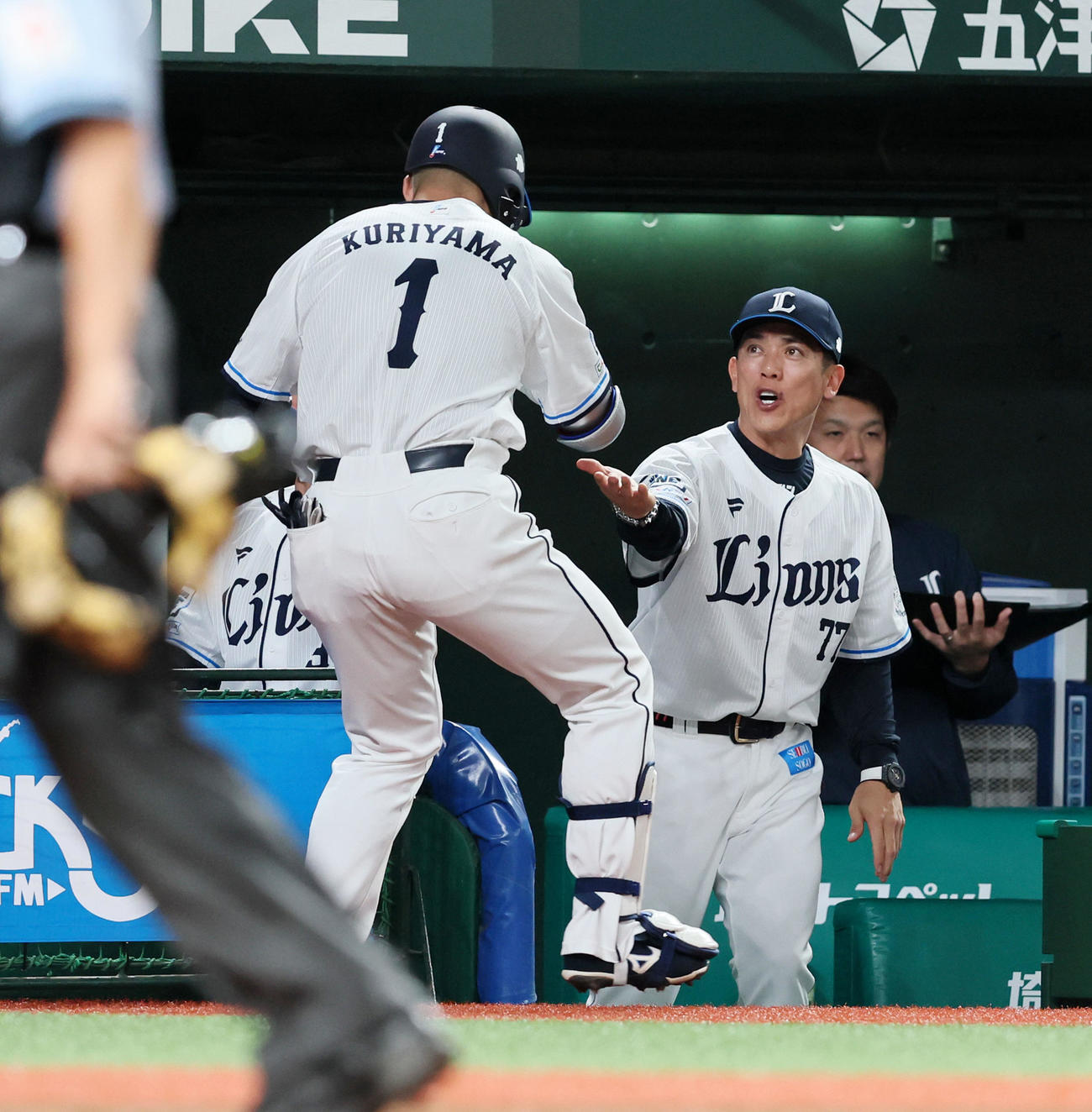 西武対阪神　4回裏西武無死、松井監督は右越えソロ本塁打を放った栗山（左）をベンチで出迎える（撮影・加藤哉）