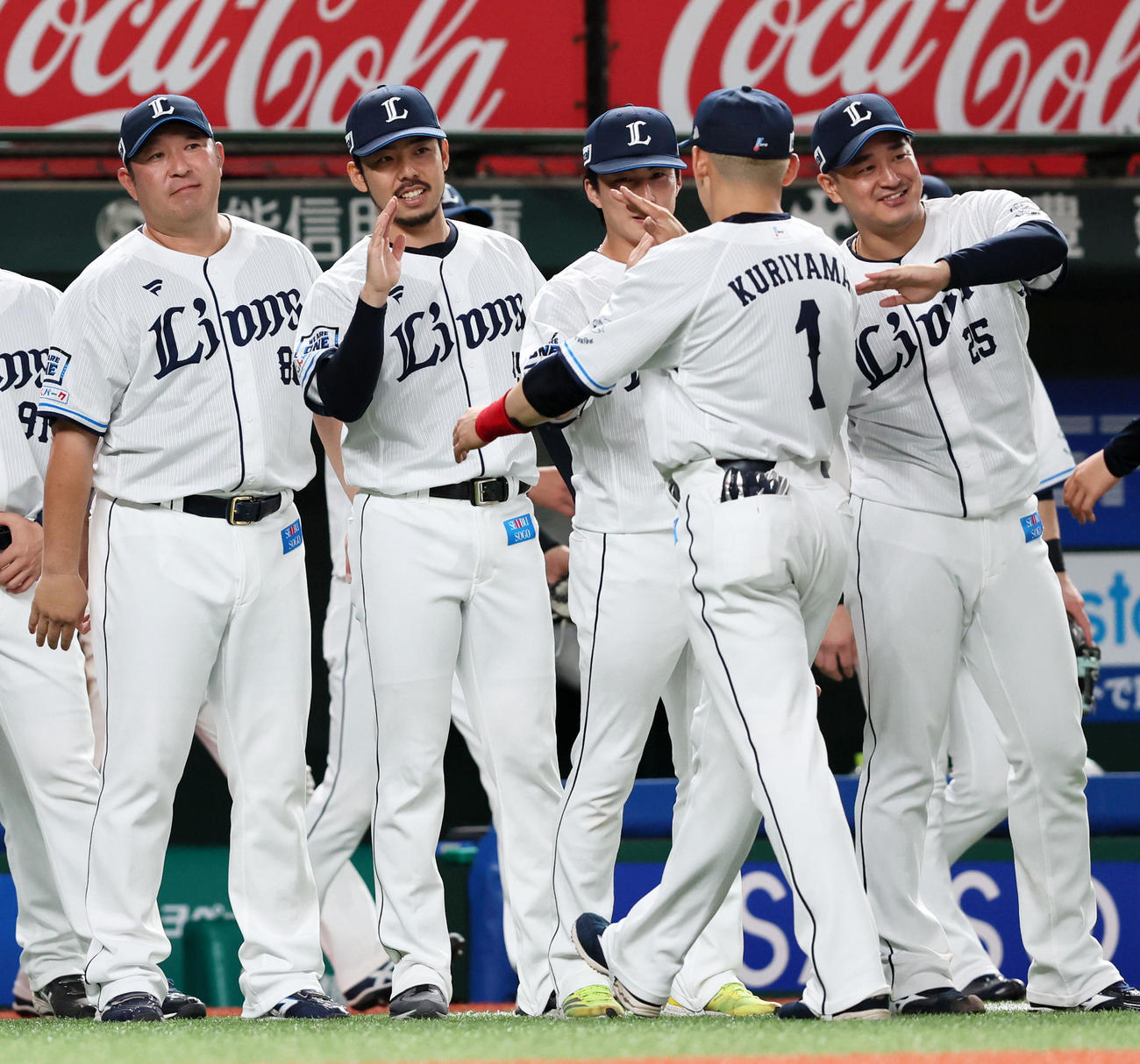 西武対阪神　阪神に勝利し栗山（右）らナインとタッチする本田（撮影・加藤哉）