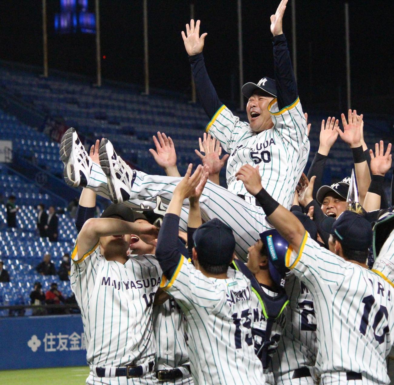 JR東日本対明治安田生命　第1代表に決まり、選手たちから胴上げされる明治安田生命・岡村監督（撮影・保坂恭子）