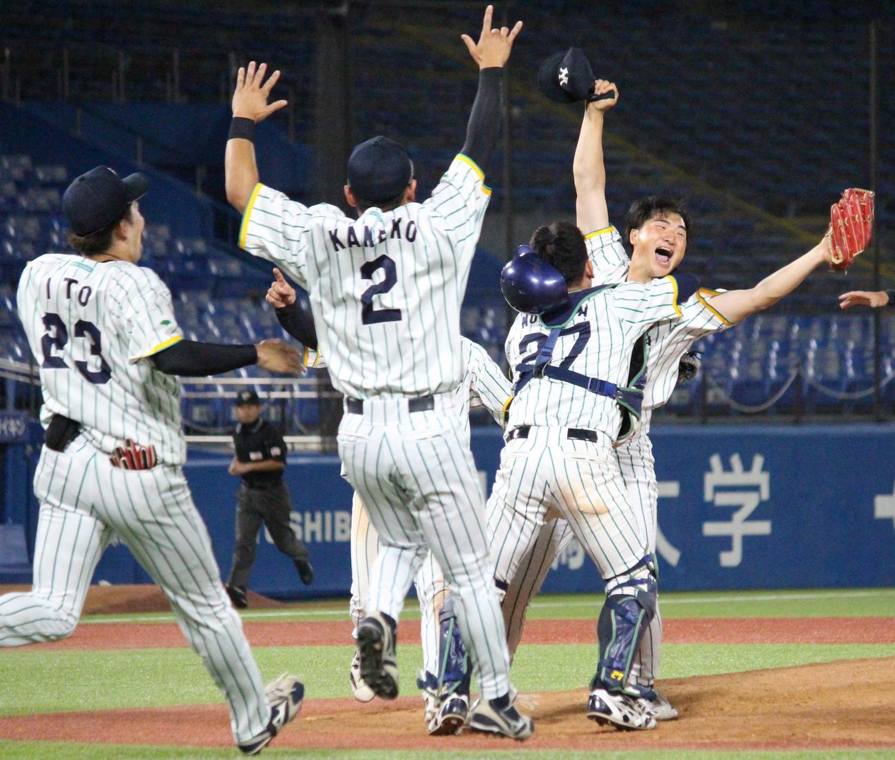JR東日本対明治安田生命　9回表JR東日本を3者凡退に抑え、勝利して喜ぶ明治安田生命・中崎（右端）ら（撮影・保坂恭子）