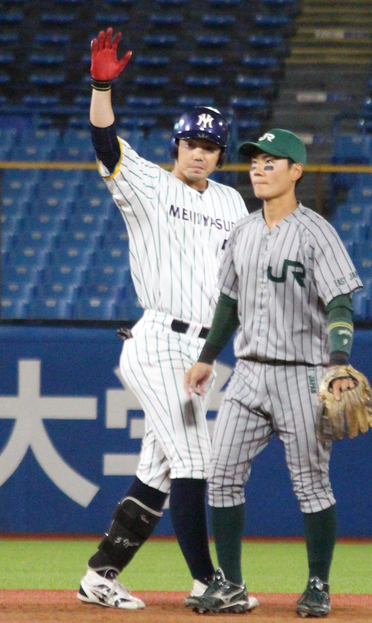 JR東日本対明治安田生命　4回裏明治安田生命2死満塁、適時二塁打を放ちベンチへポーズをする泉沢（撮影・保坂恭子）