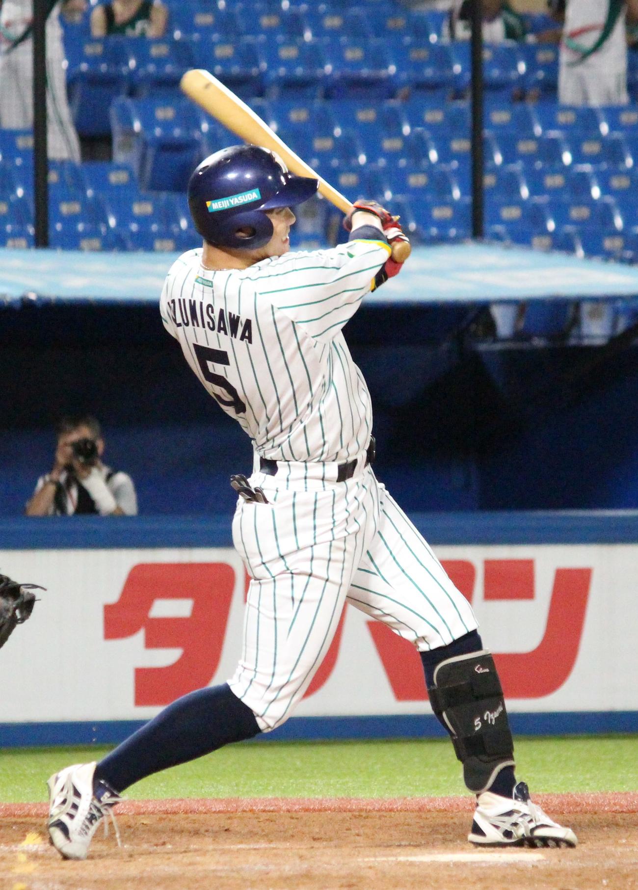 JR東日本対明治安田生命　4回裏明治安田生命2死満塁、適時二塁打を放つ泉沢（撮影・保坂恭子）