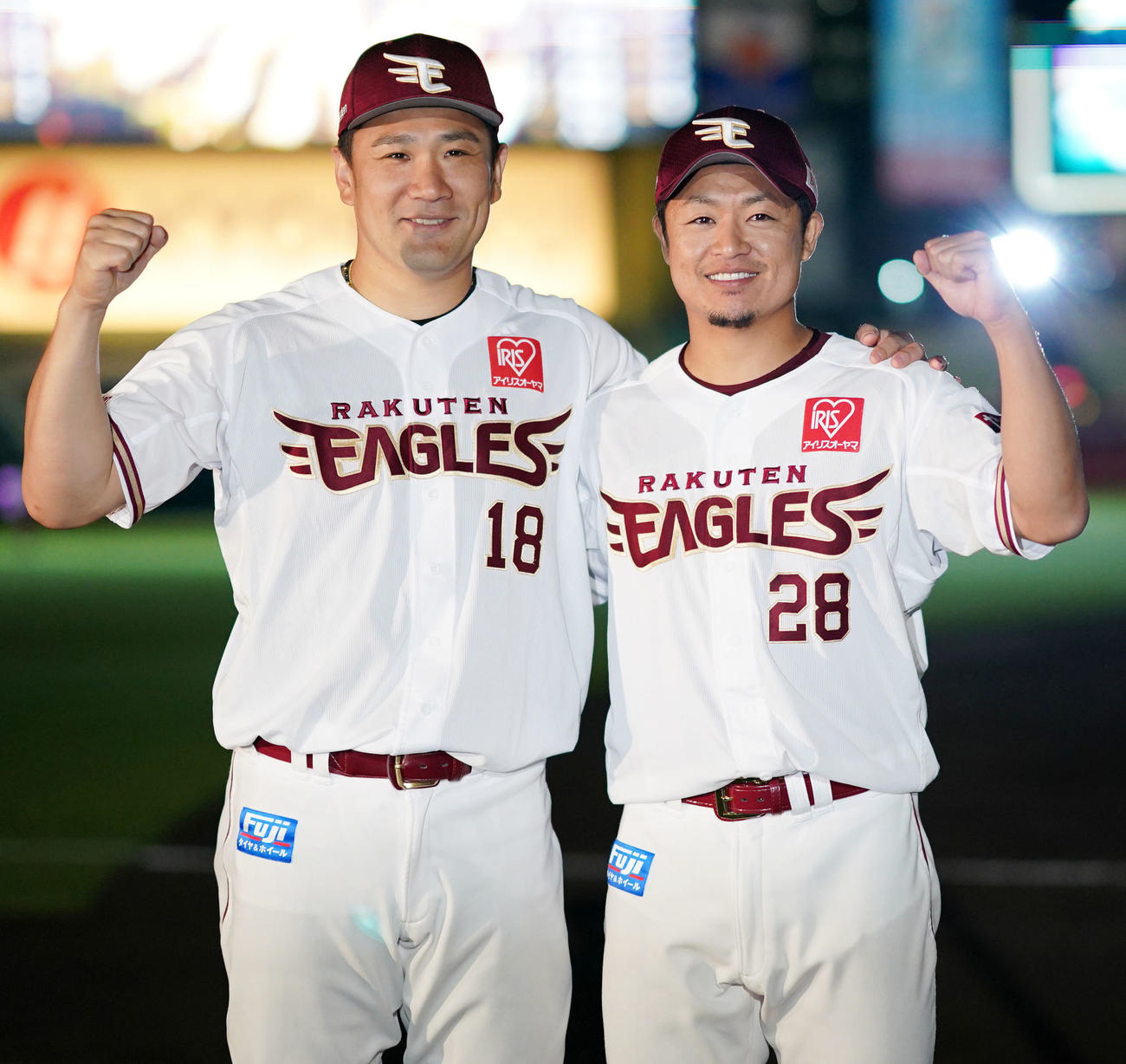 楽天対DeNA　笑顔で肩を組む楽天田中将（左）と酒居（撮影・横山健太）
