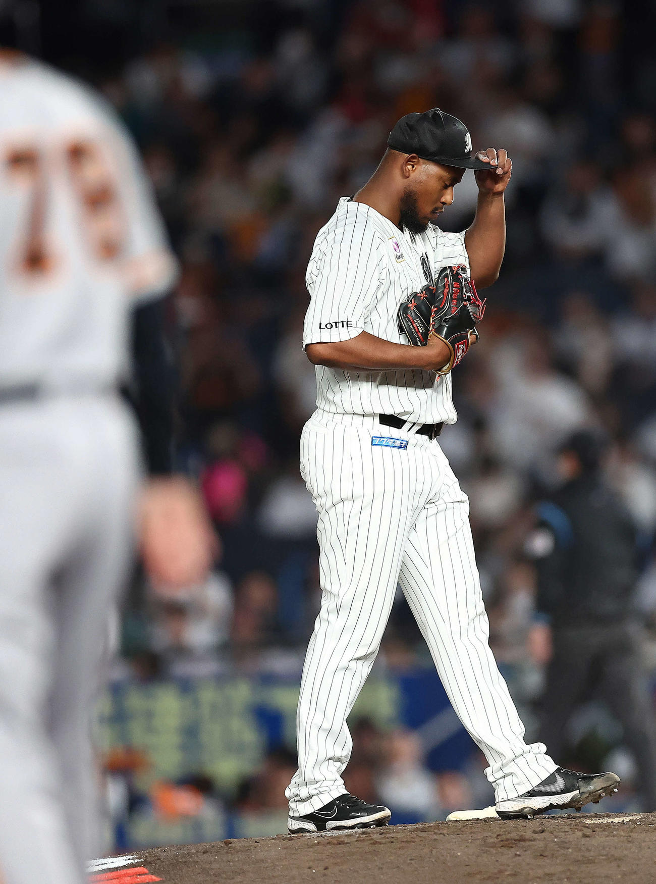 ロッテ対巨人　5回表巨人無死、坂本勇人に中越えソロ本塁打を浴びるメルセデス（撮影・河田真司）
