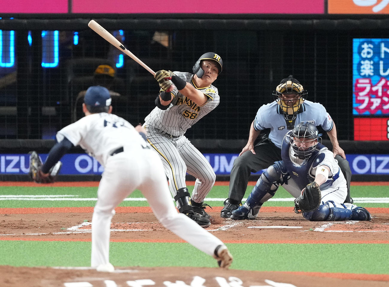 西武対阪神　2回表阪神2死、空振り三振に倒れる前川。投手本田（撮影・鈴木みどり）