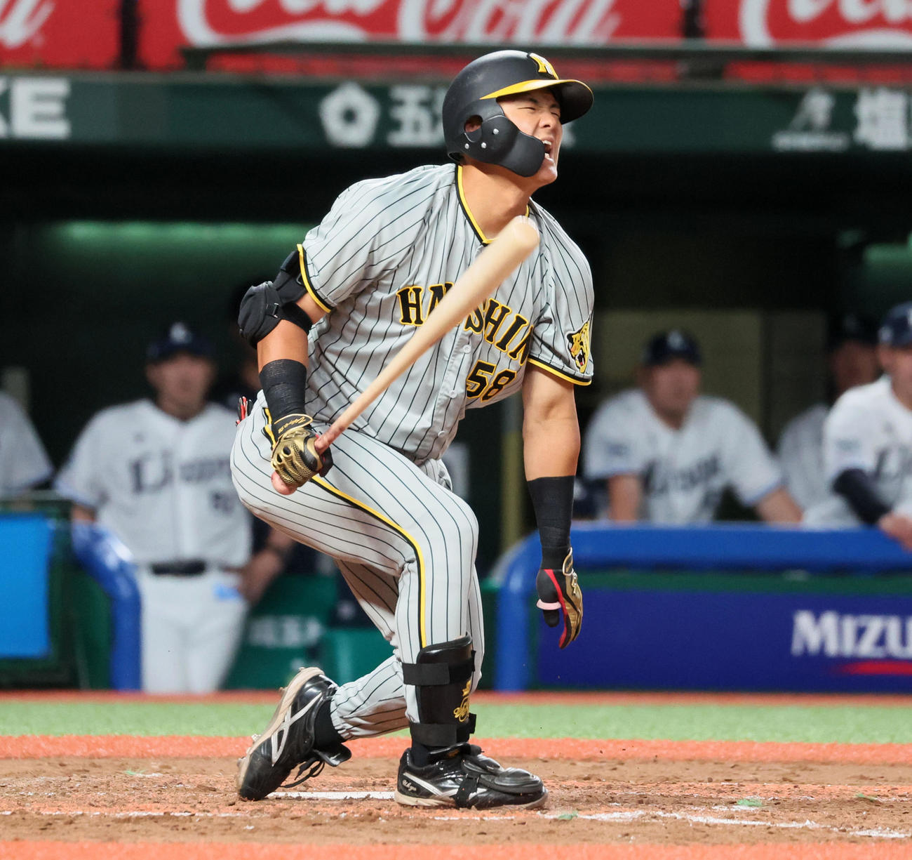 西武対阪神　4回表阪神2死一、二塁、前川は空振り三振に倒れて好機を逃す（撮影・加藤哉）