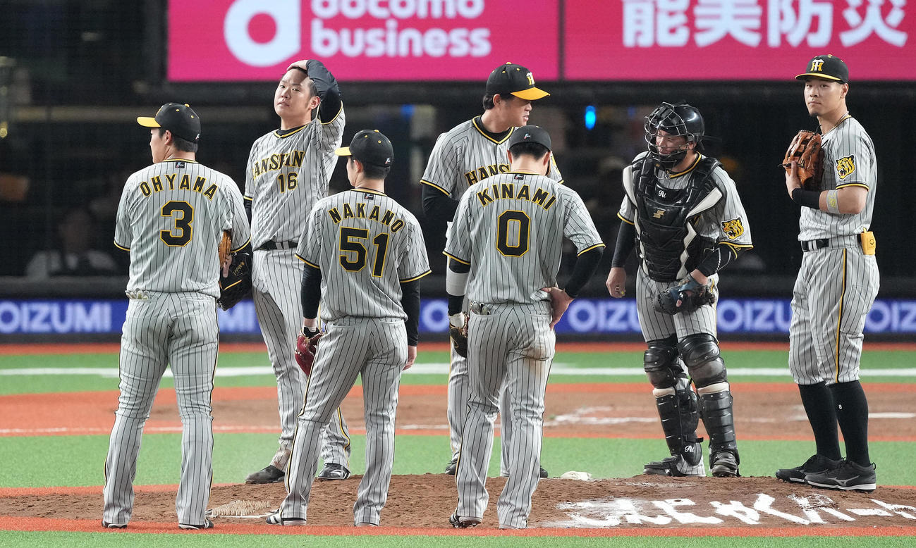 西武対阪神　7回裏西武2死満塁、外崎に中2点適時打を浴びた後、降板する西勇（左から2人目）は髪をかきあげる（撮影・鈴木みどり）