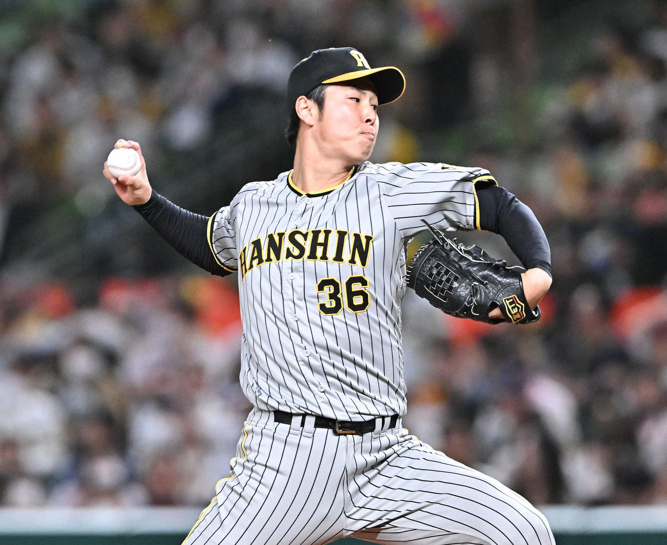 西武対阪神　阪神2番手で投球する浜地（撮影・滝沢徹郎）