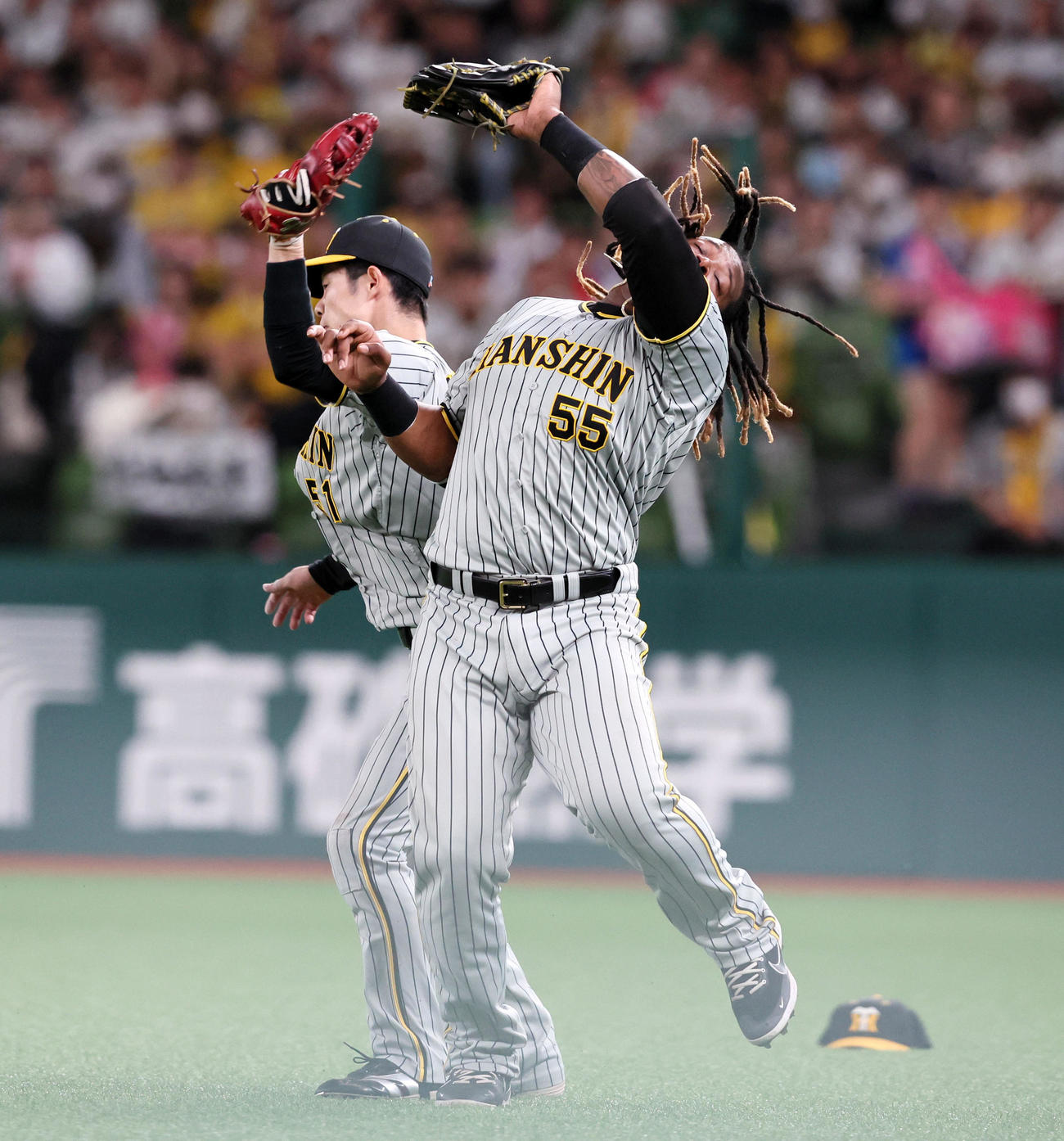 西武対阪神　8回裏西武無死、マキノンの飛球を中野（左）と接触しながら捕球するミエセス（撮影・加藤哉）