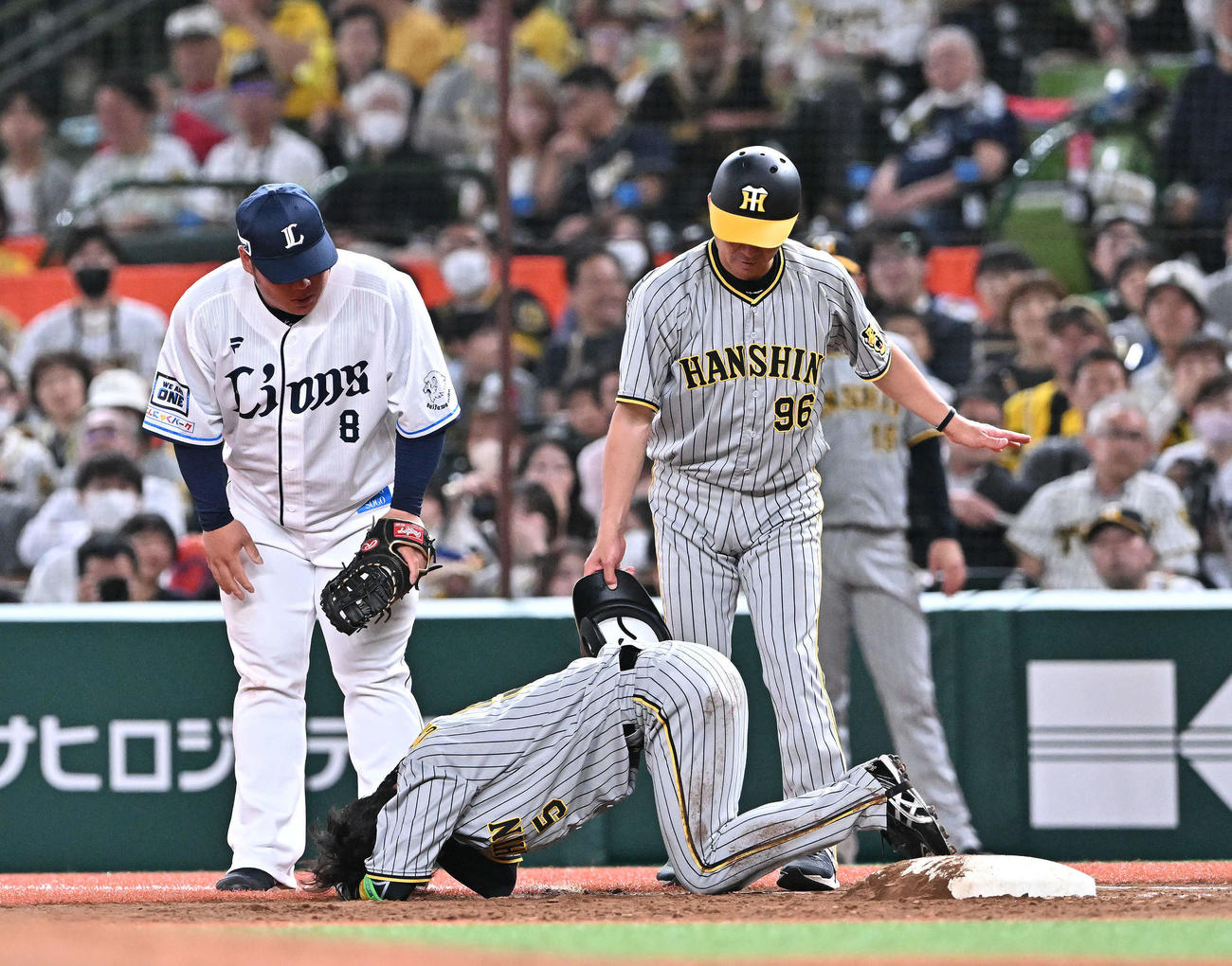西武対阪神　5回表阪神2死一塁、一塁走者近本（中央）はアクシデントで倒れ込む。一塁手渡部（撮影・滝沢徹郎）
