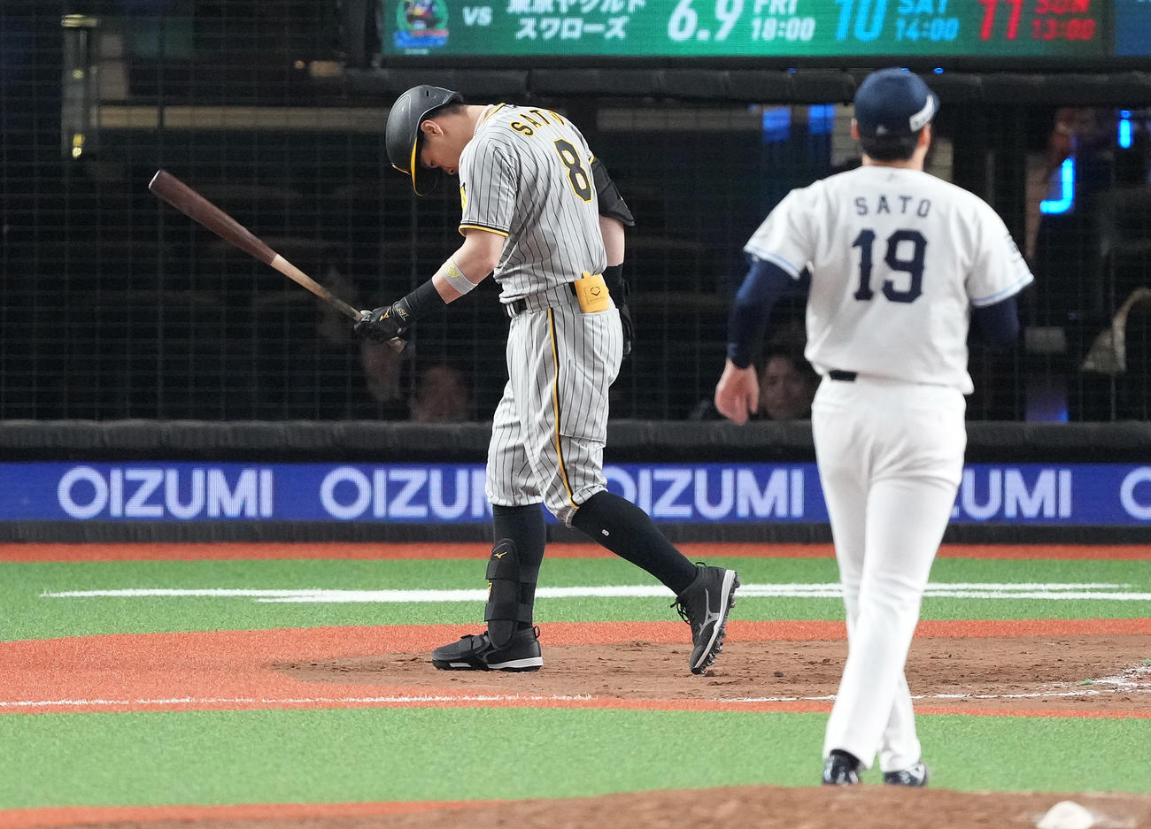 西武対阪神　8回表阪神無死一塁、空振り三振に倒れ、うつむきながらベンチへ戻る佐藤輝。投手佐藤隼（撮影・鈴木みどり）