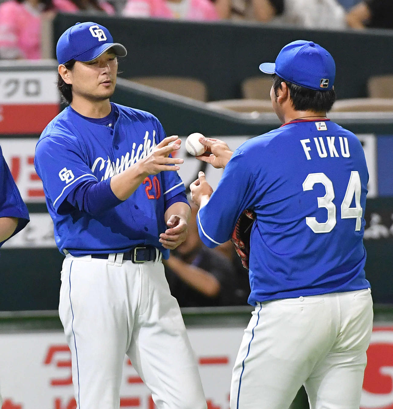 ソフトバンク対中日　今季2勝目を挙げ、福（右）からウイニングボールを受け取る涌井（撮影・岩下翔太）