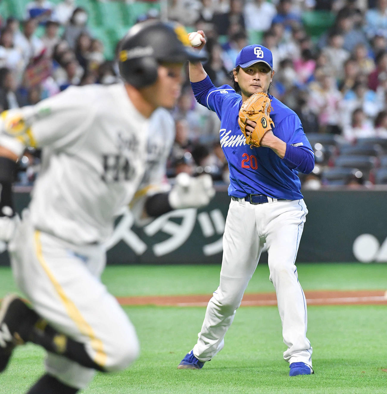 ソフトバンク対中日　3回裏ソフトバンク1死、牧原大（左）を投ゴロに抑える涌井（撮影・岩下翔太）