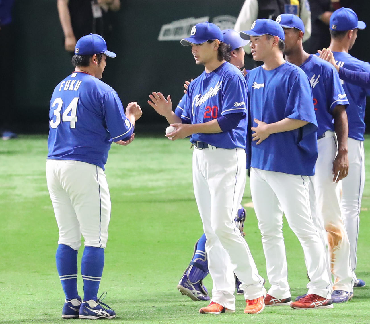 ソフトバンク対中日　勝利投手となった涌井は福にボールをもらう（撮影・梅根麻紀）