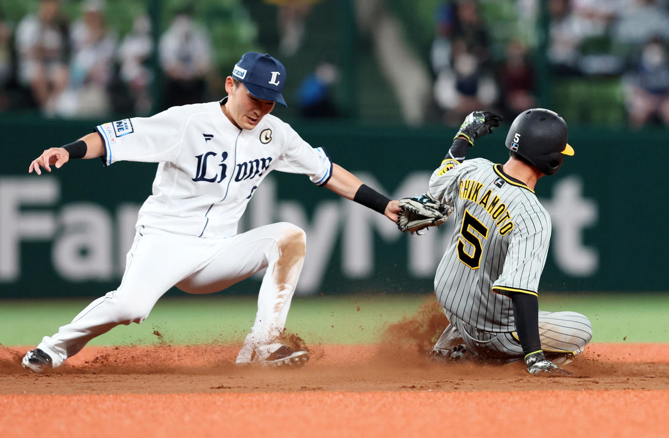 西武対阪神　5回表阪神2死一塁、一塁走者近本は二塁盗塁を決める。野手は源田（撮影・加藤哉）