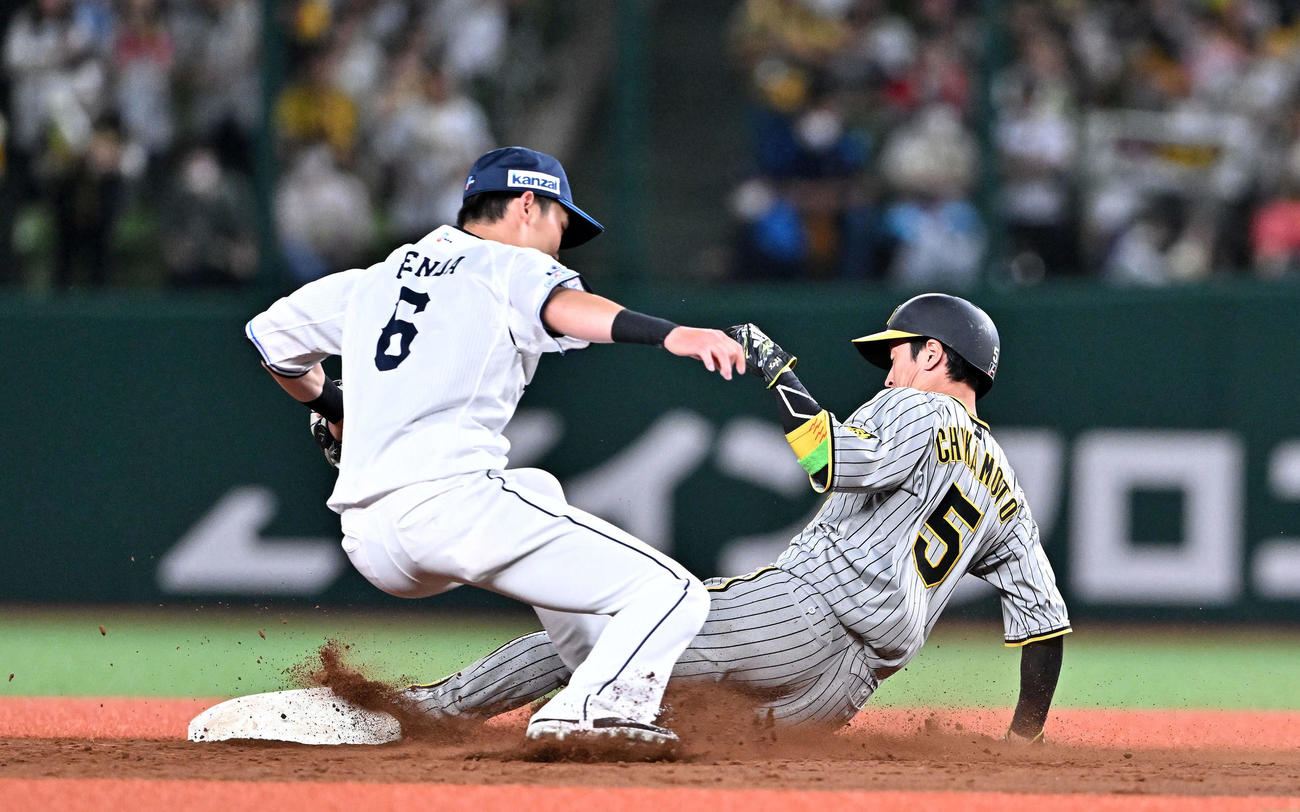 西武対阪神　5回表阪神2死一塁、近本（右）は二盗を決める。遊撃手源田（撮影・滝沢徹郎）