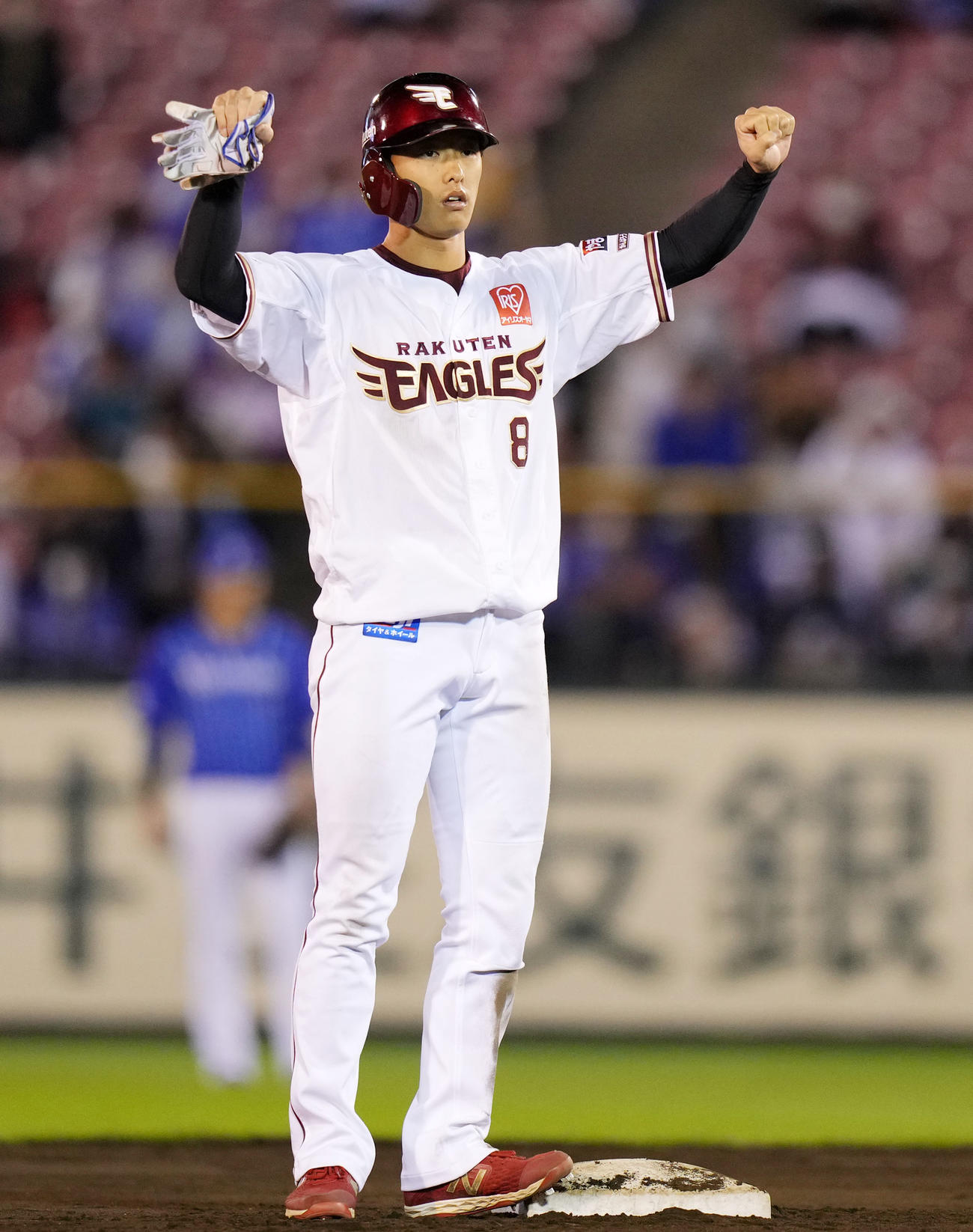楽天対DeNA 8回裏楽天1死二塁、左前適時打を放ちポーズを決める辰己（撮影・横山健太）