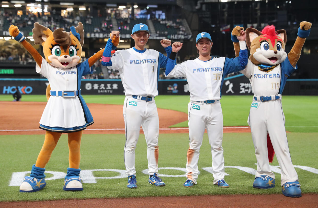日本ハム対ヤクルト　試合終了後、記念撮影をする日本ハム加藤豪（左）と福田光（撮影・佐藤翔太）
