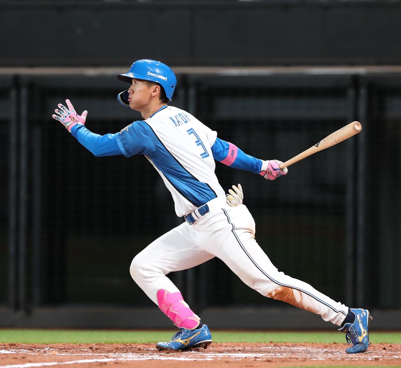 日本ハム対ヤクルト　3回裏日本ハム2死、右中間に本塁打を放つ加藤豪（撮影・黒川智章）