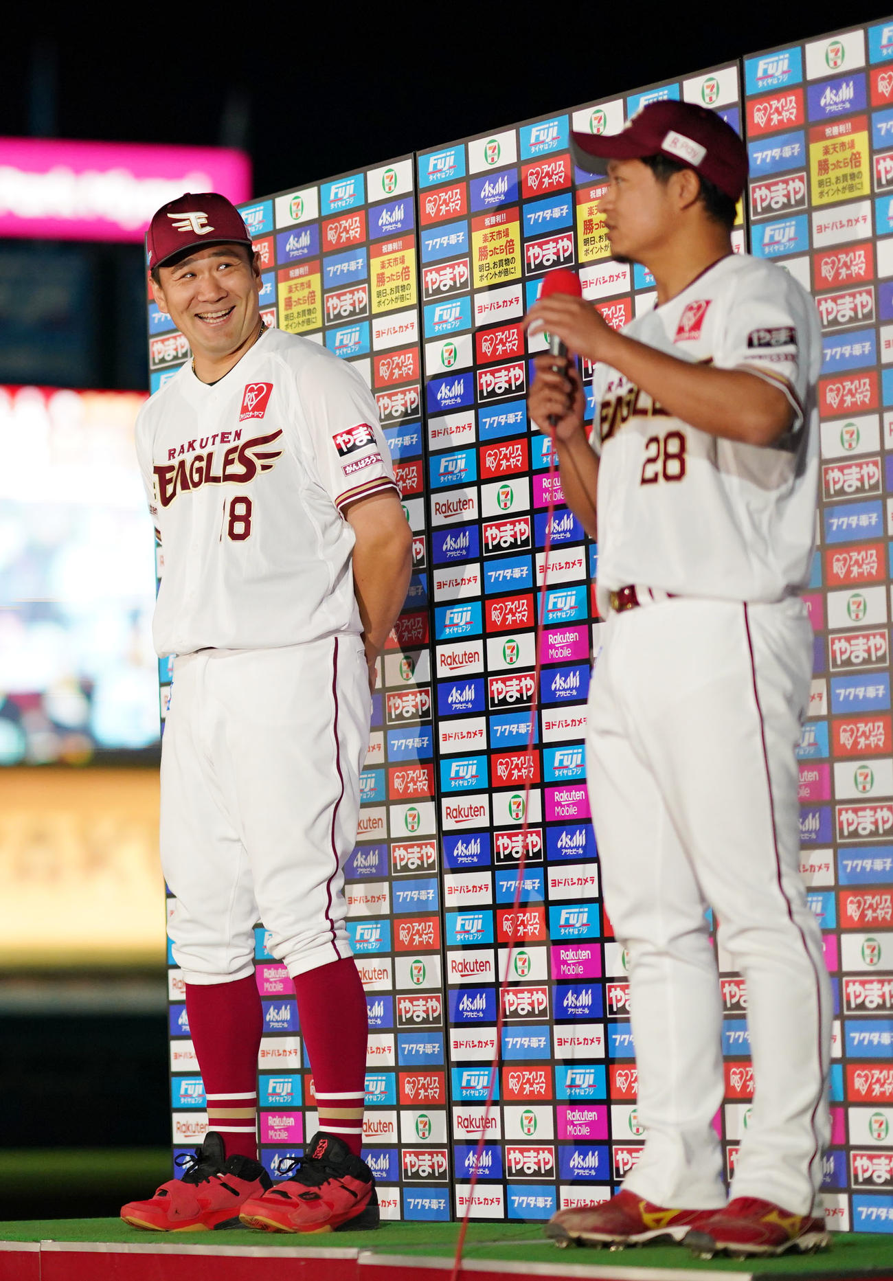 楽天対DeNA　お立ち台で笑顔を見せる楽天田中将。右は酒居（撮影・横山健太）