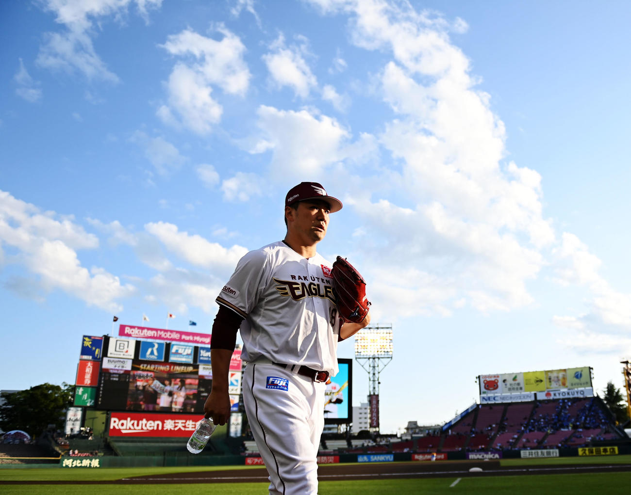 楽天対DeNA　キャッチボールを終え試合開始に備える楽天田中将（撮影・横山健太）