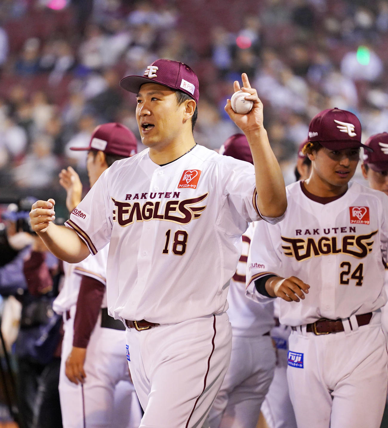 楽天対DeNA DeNAに勝利しウイニングボールを手にタッチを交わす楽天田中将（撮影・横山健太）