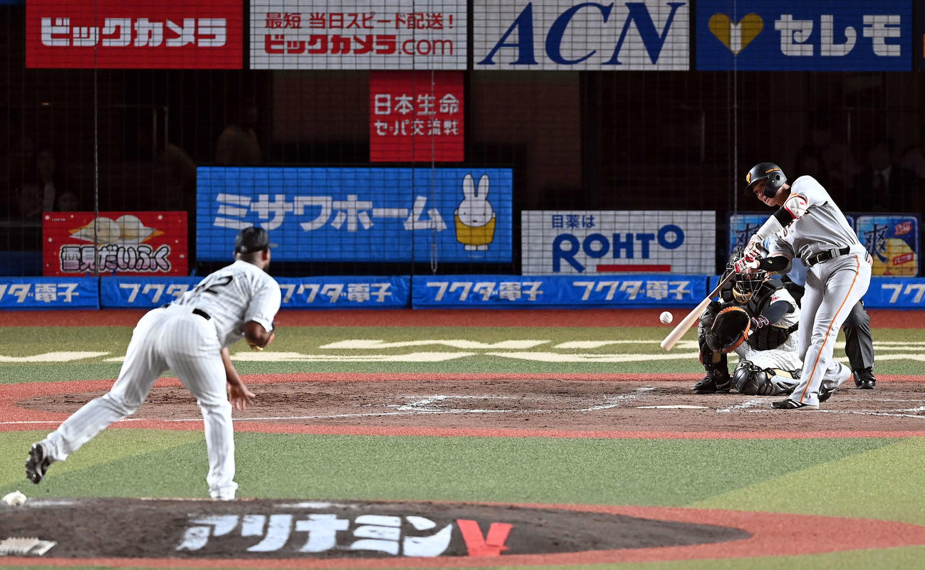 ロッテ対巨人　5回表巨人無死、左中間にソロ本塁打を放つ坂本。投手メルセデス（撮影・たえ見朱実）