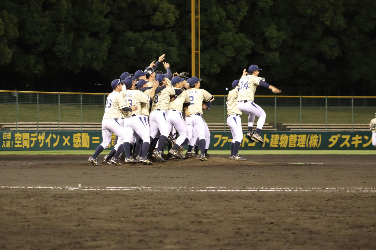 都市対抗近畿地区二次予選　第1代表決定戦　ミキハウス対NTT西日本　NTT西日本が9年連続34回目の都市対抗野球大会への出場を決め、歓喜の輪を作る（撮影・中島麗）＝2023年5月31日、わかさスタジアム京都