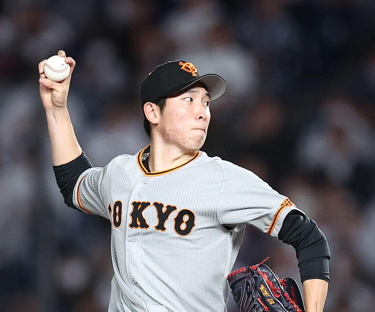 8回裏、力投する巨人戸郷（撮影・河田真司）