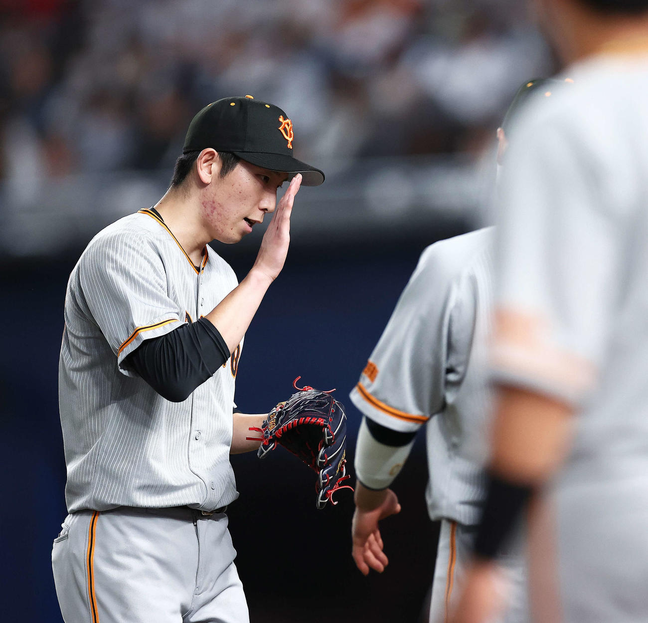 8回裏を3者凡退で抑えベンチに戻る巨人戸郷（撮影・河田真司）