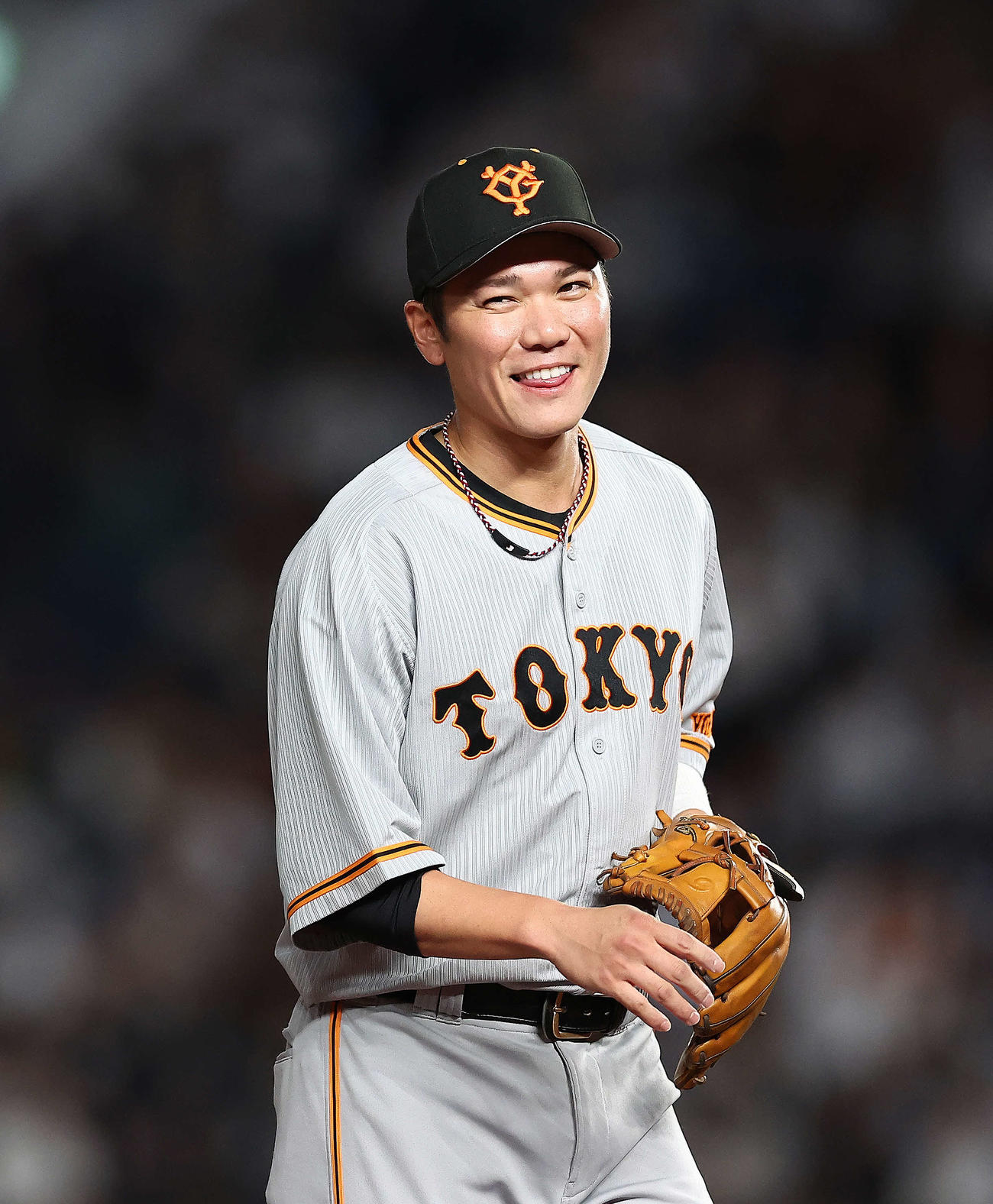 5回裏ロッテの攻撃が終わり笑顔でベンチに戻る坂本（撮影・河田真司）