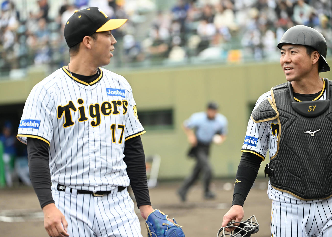 1回を無失点に抑えベンチに引き揚げる青柳（左）と長坂（撮影・石井愛子）