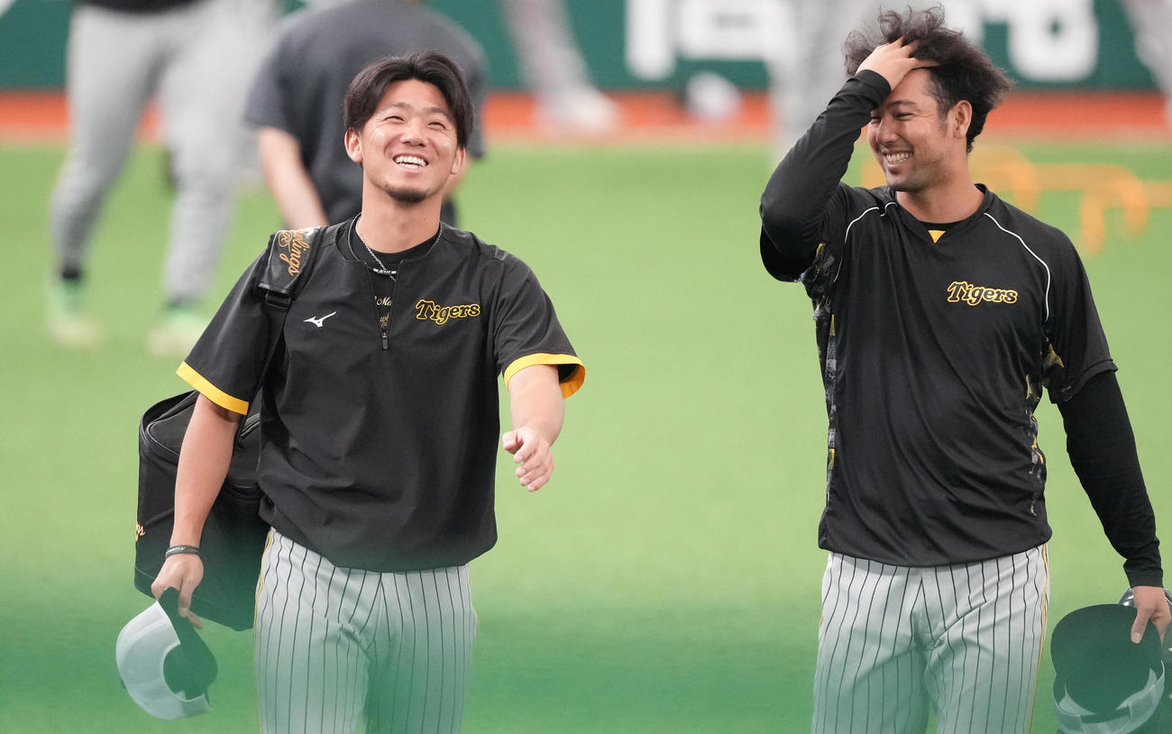 練習前、笑顔の阪神伊藤将（左）と加治屋（撮影・鈴木みどり）