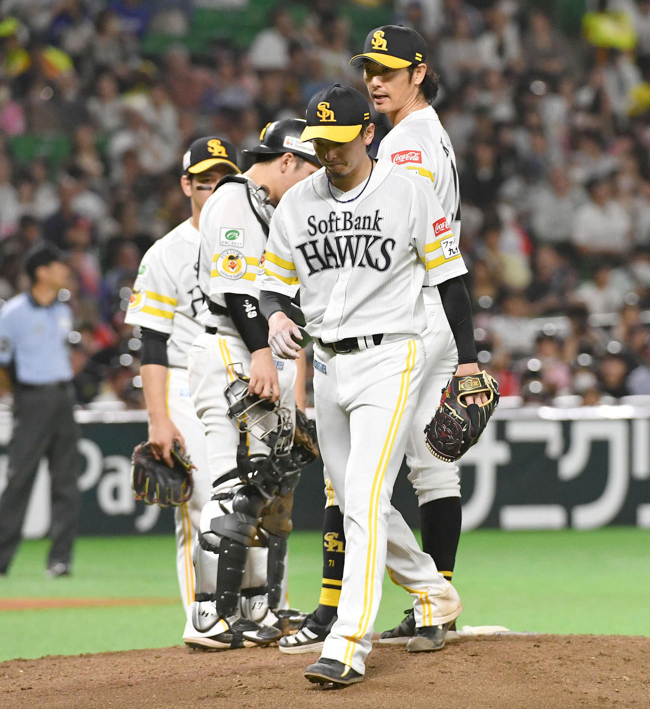 7回途中で降板となり、厳しい表情でベンチへ戻る東浜（撮影・岩下翔太）