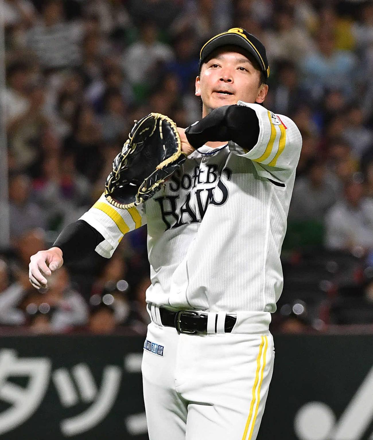 7回表中日1死一、三塁、村松に勝ち越しの右前適時打を打たれ、汗をぬぐう東浜（撮影・岩下翔太）