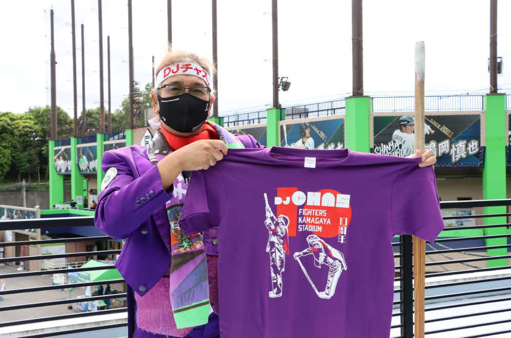 「DJチャス。10周年記念Tシャツ」をPRする「DJチャス。」（DJチャス。提供）