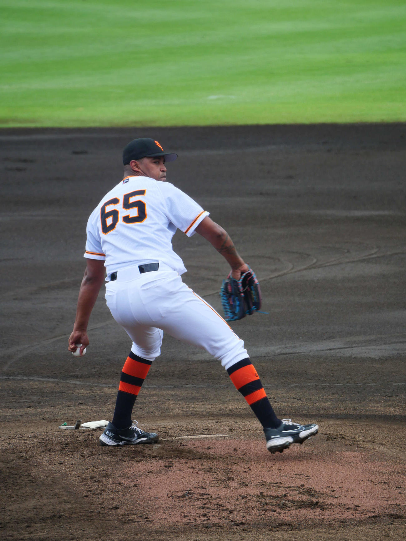 先発で力投する巨人メンデス（撮影・上田悠太）