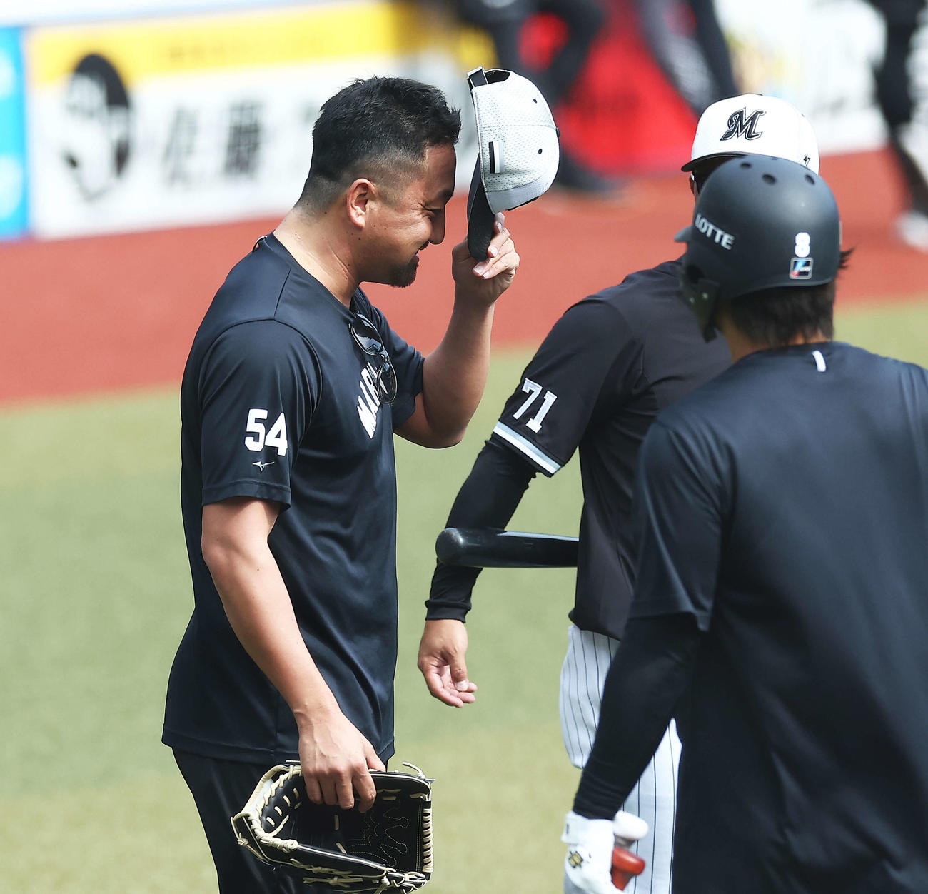 ロッテ対巨人　試合前、整髪した頭で練習に臨む沢村（撮影・河田真司）