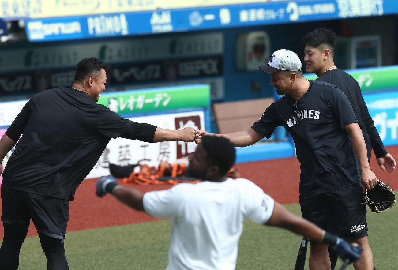 ロッテ対巨人　試合前、グータッチを交わす巨人中田翔（左）とロッテ沢村（撮影・河田真司）